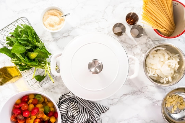 Stół z domowym jedzeniem